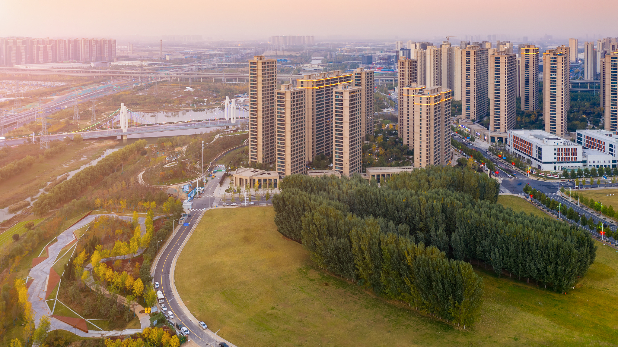 亚洲中国河南省郑州市区城市风光航拍视角