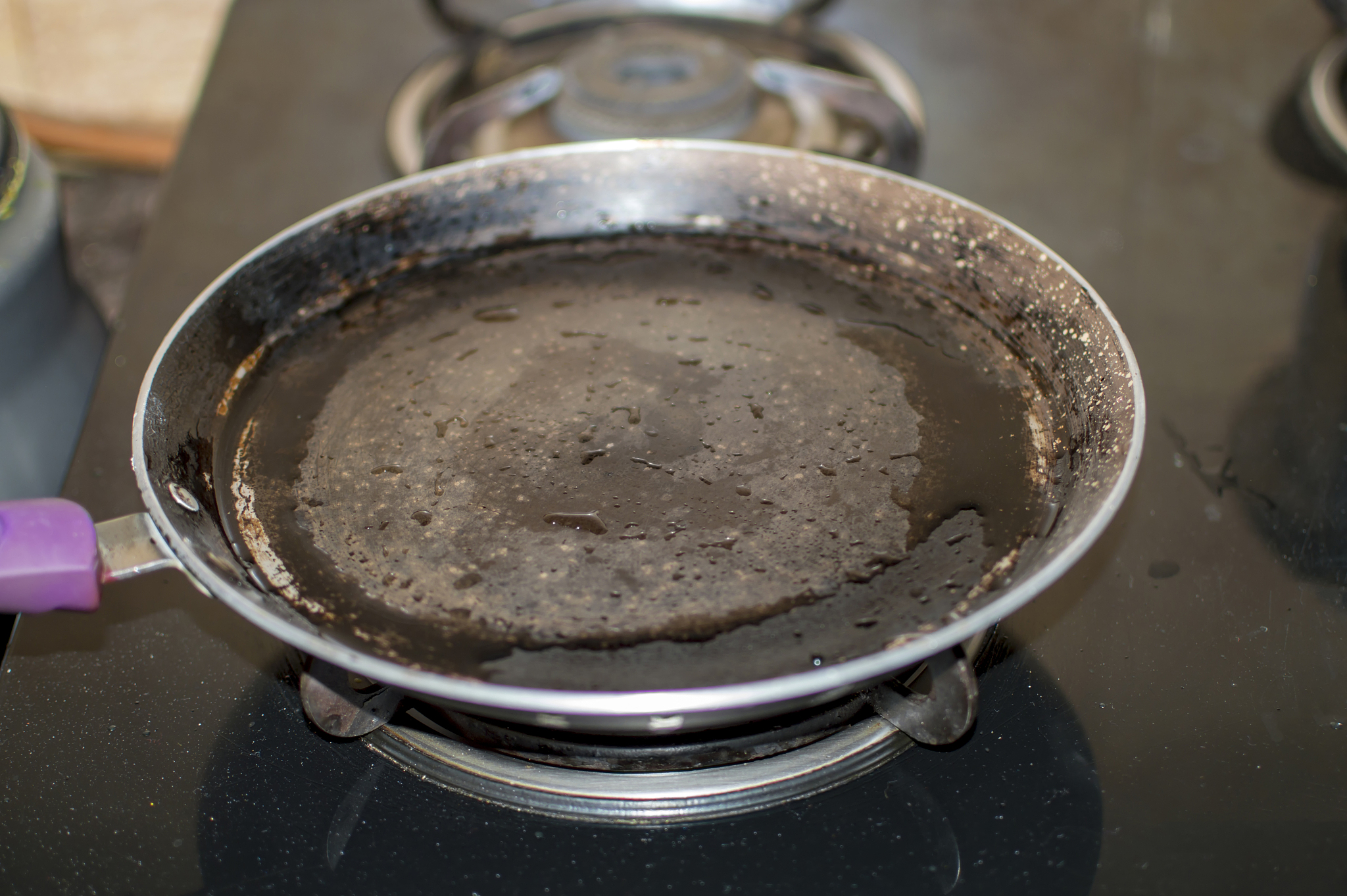 铁锅煮汤变黑能喝吗