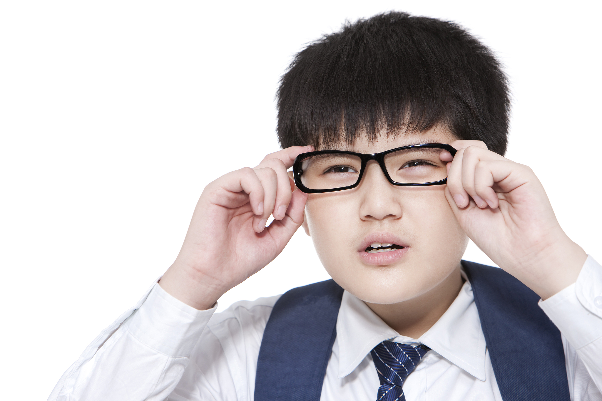 近视的小学男生和眼镜