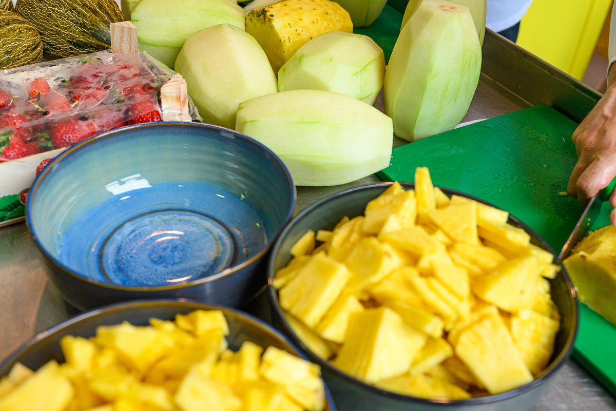 朋友：Im gonna find out Ive never had any Thai dishes but I know there are Thai restaurants down there I also like grapes and oranges fresh oranges in Florida love them我是来自泰国我如何回答？