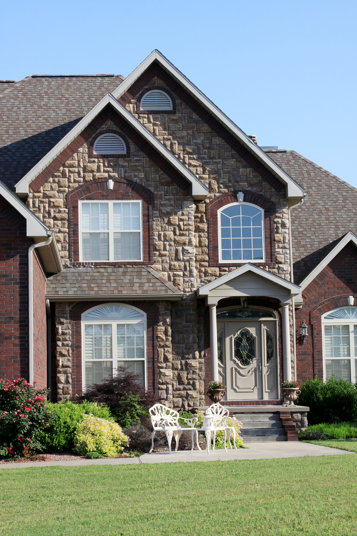 请用英语描述一下一个6米35米的高级民宿有什么物品及怎么摆放