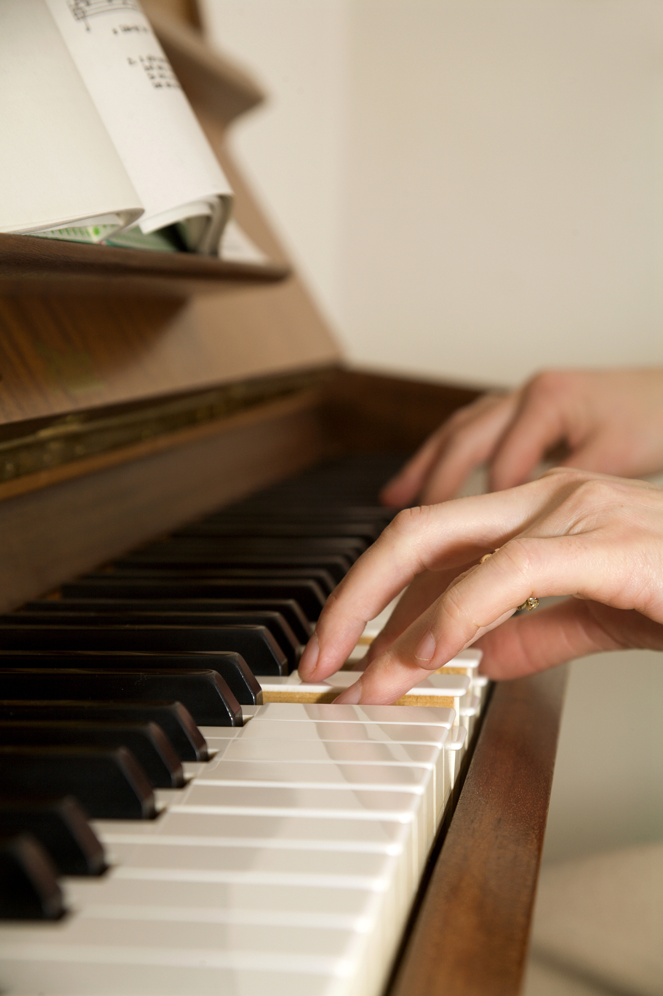 我刚才弹钢琴时不小心被钢琴的盖子砸到手了我要怎么办？