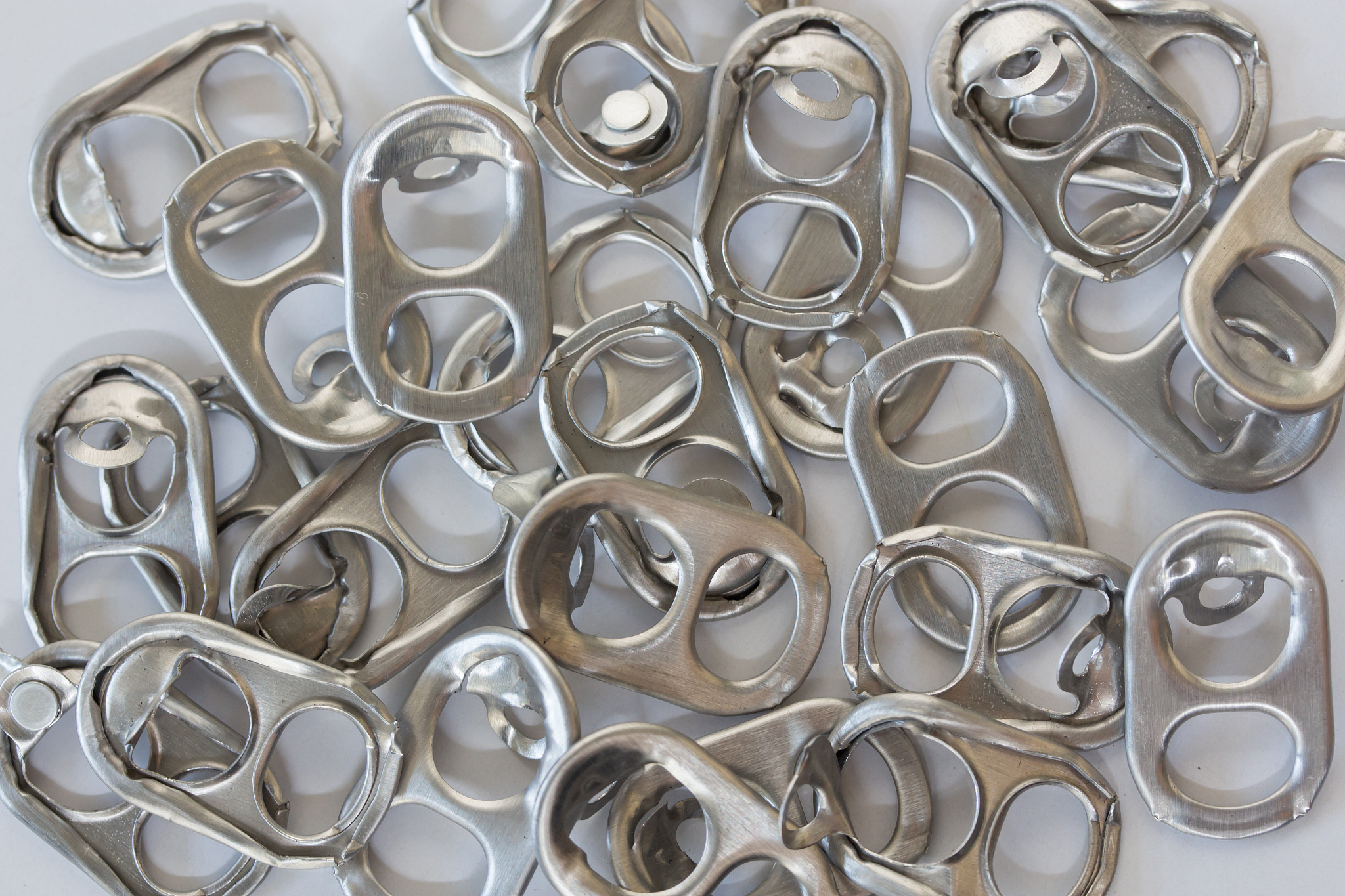 To securely fasten the cargo to the portable D-ring six lines of steel chains with a capacity of 20T were used These chains were positioned at an angle of 45-90 degrees in relation to the athwart