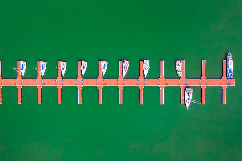 弹簧板跳跃问题：计算小球最大弹跳次数