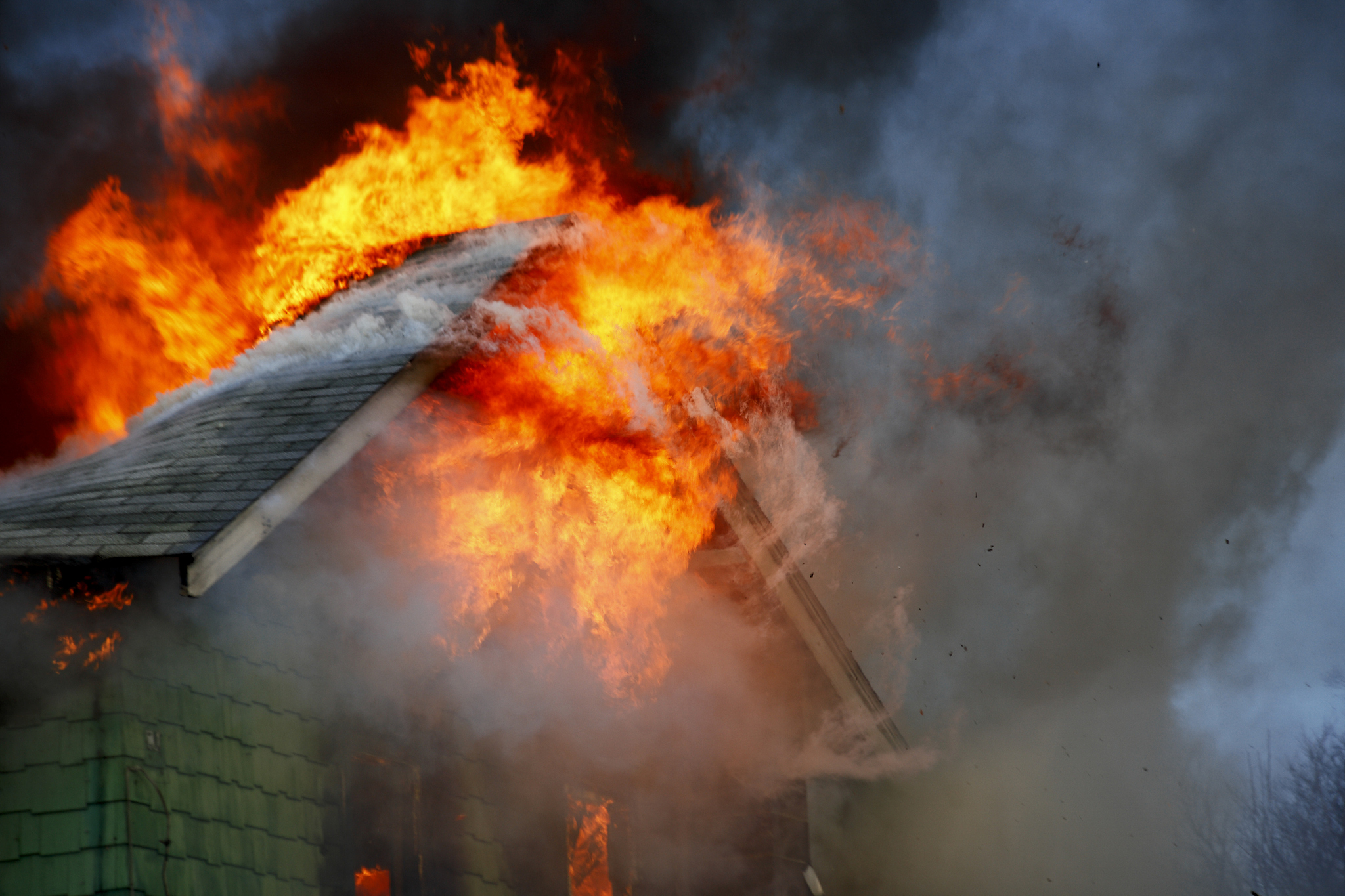 帮我给屋顶着火这首歌写画面