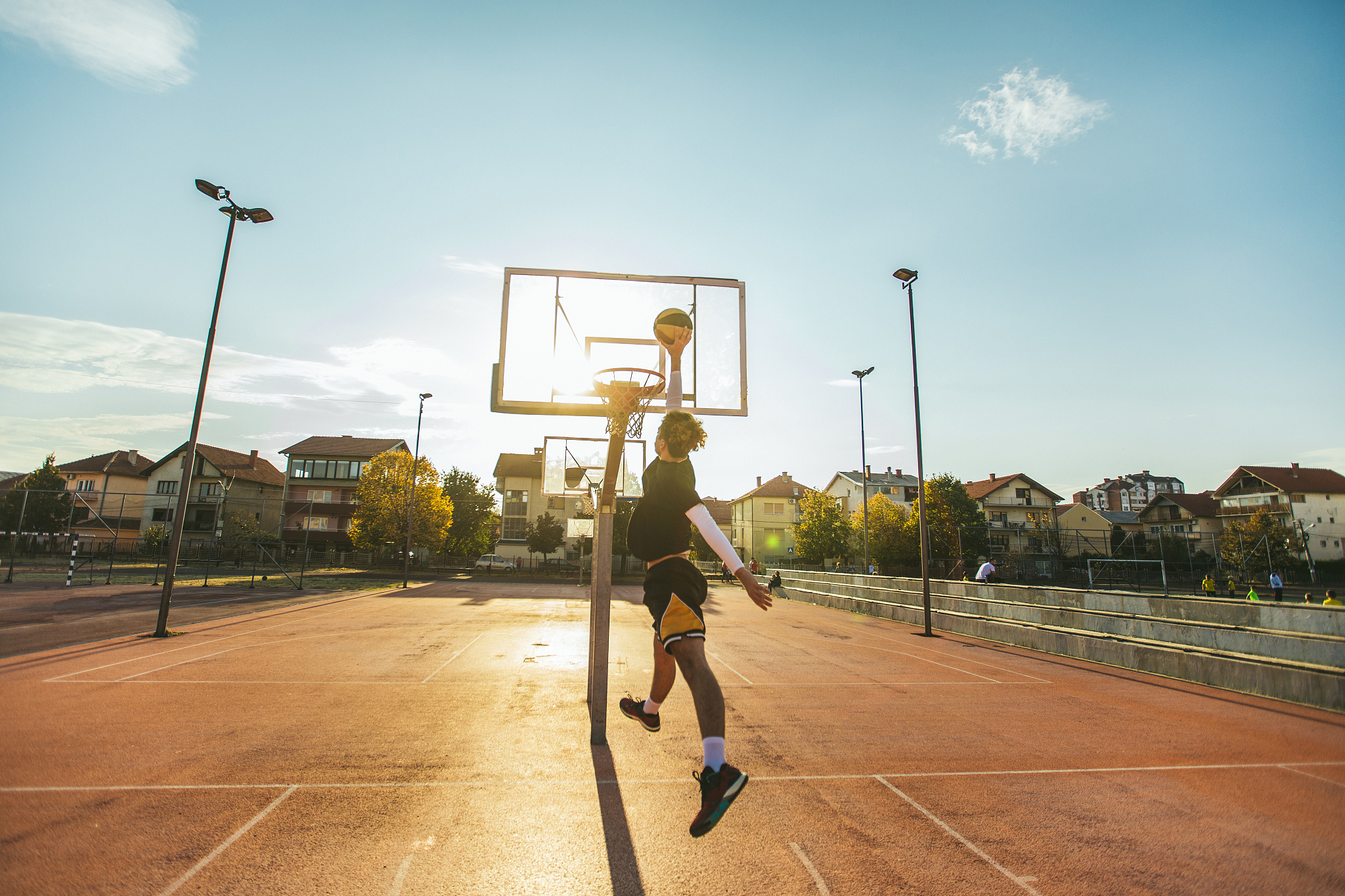 描述一个打篮球的场景