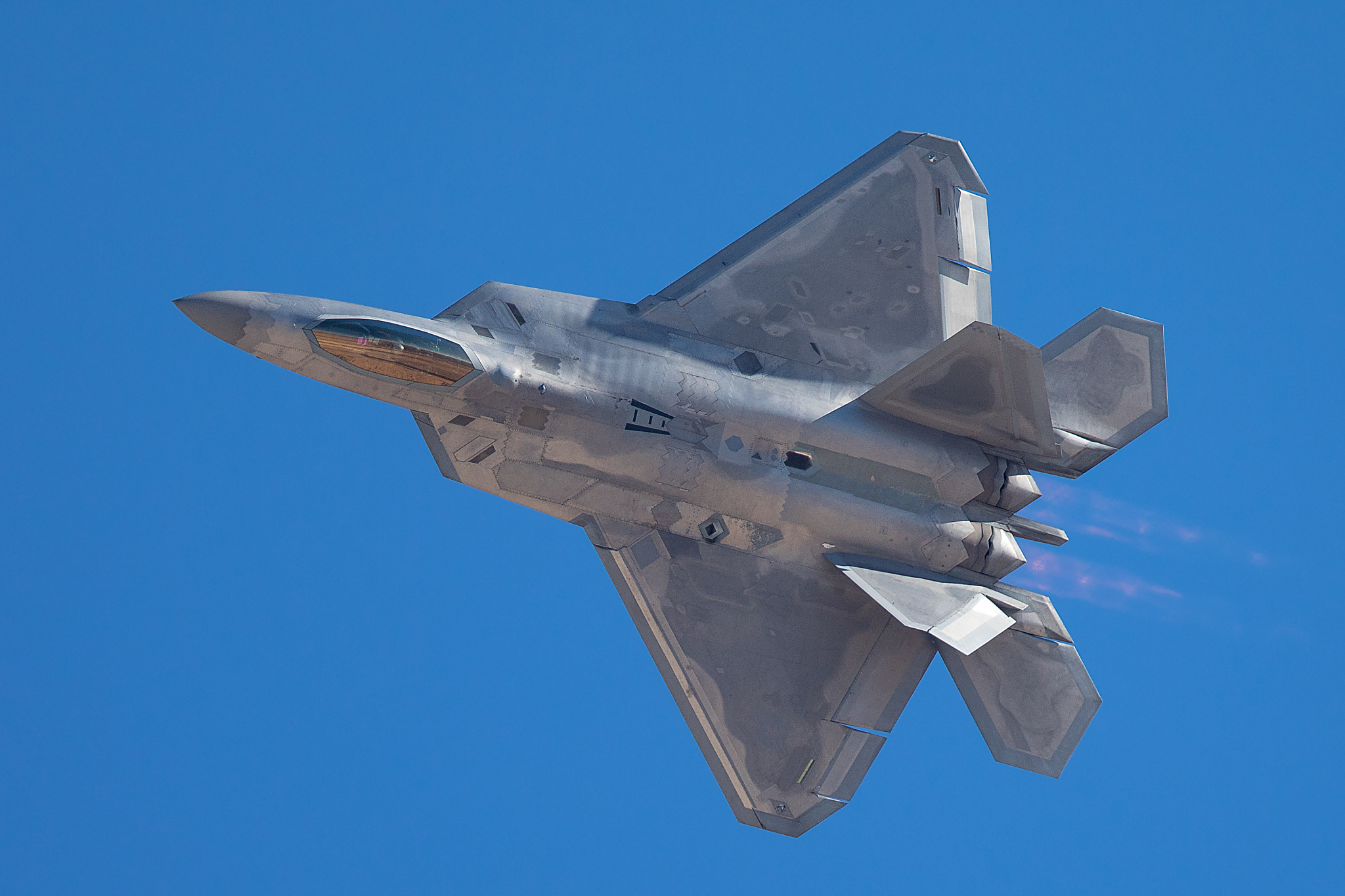 你是—架战斗机的总工程师请分析一下F22战斗机的优点和缺点