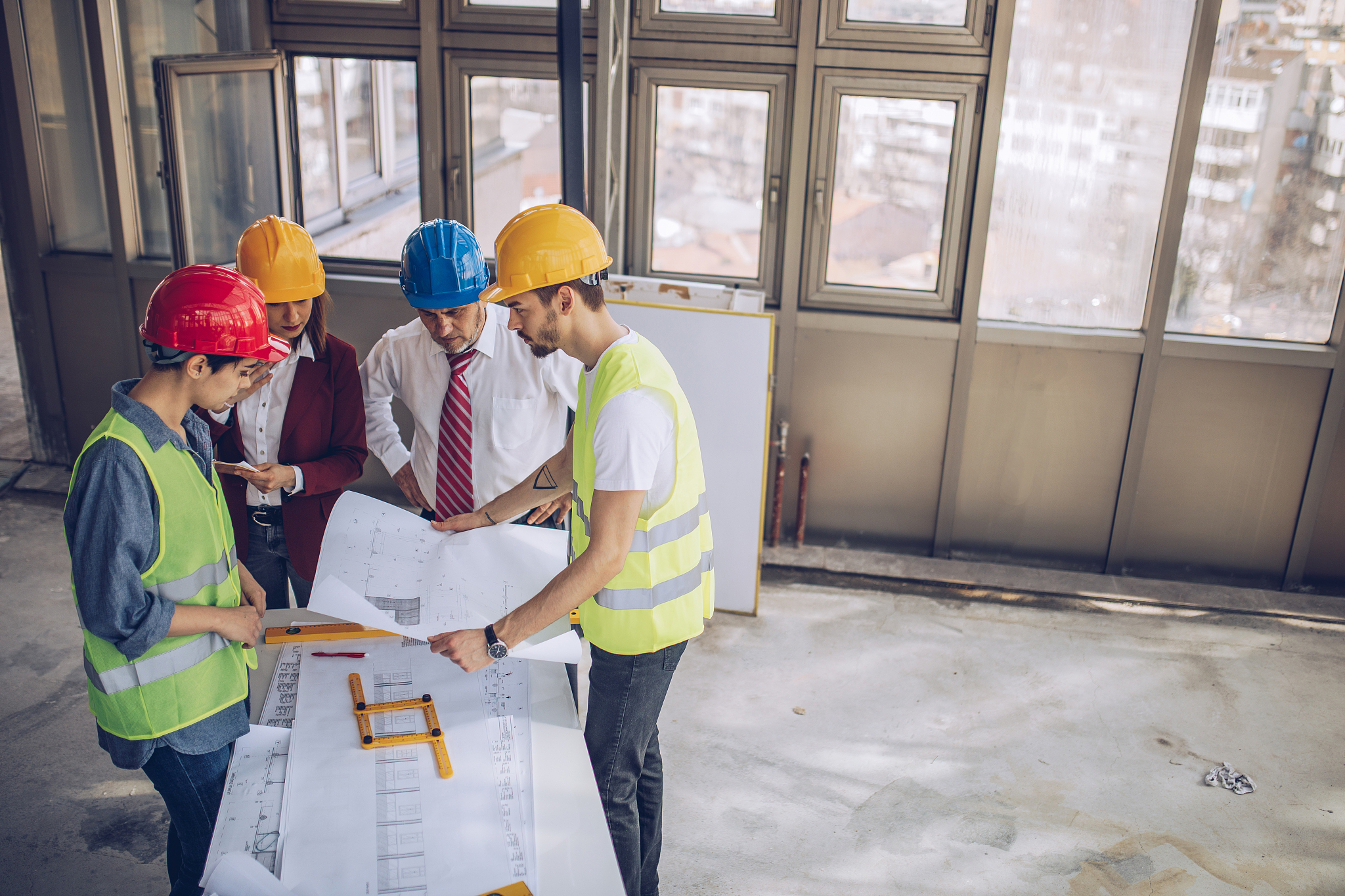 帮我把这段话项目针对技术管理基础薄弱的现状从增强现场工程技术人员业务能力和自身素质出发组织学习公司下发的管理办法等文件。项目建立严格的施工技术交底制度技术交底要分层级、分阶段进行交底要覆盖现场所有管理人员和作业过程。项目技术部门要将方案交底和技术交底交到现场施工管理人员现场施工管理人员交到作业层人员；做到分部分项分工序、分工种、分季节、分作业时段逐级交底到作业班组及所有作业人员；技术交底要采取书面