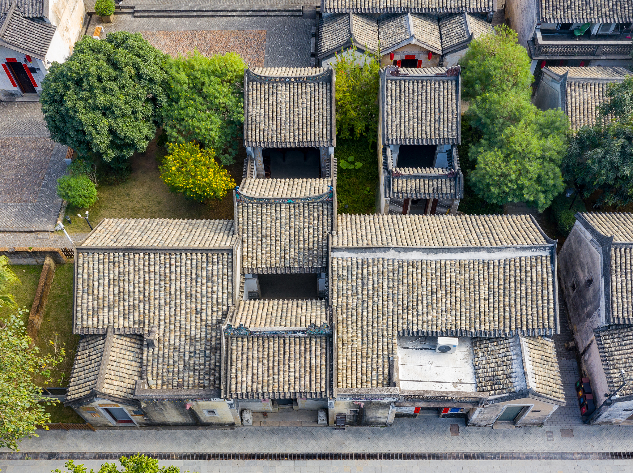 古村落自然风建筑设计取名：瓦片、木材与片墙，屋顶开洞，树木伸出