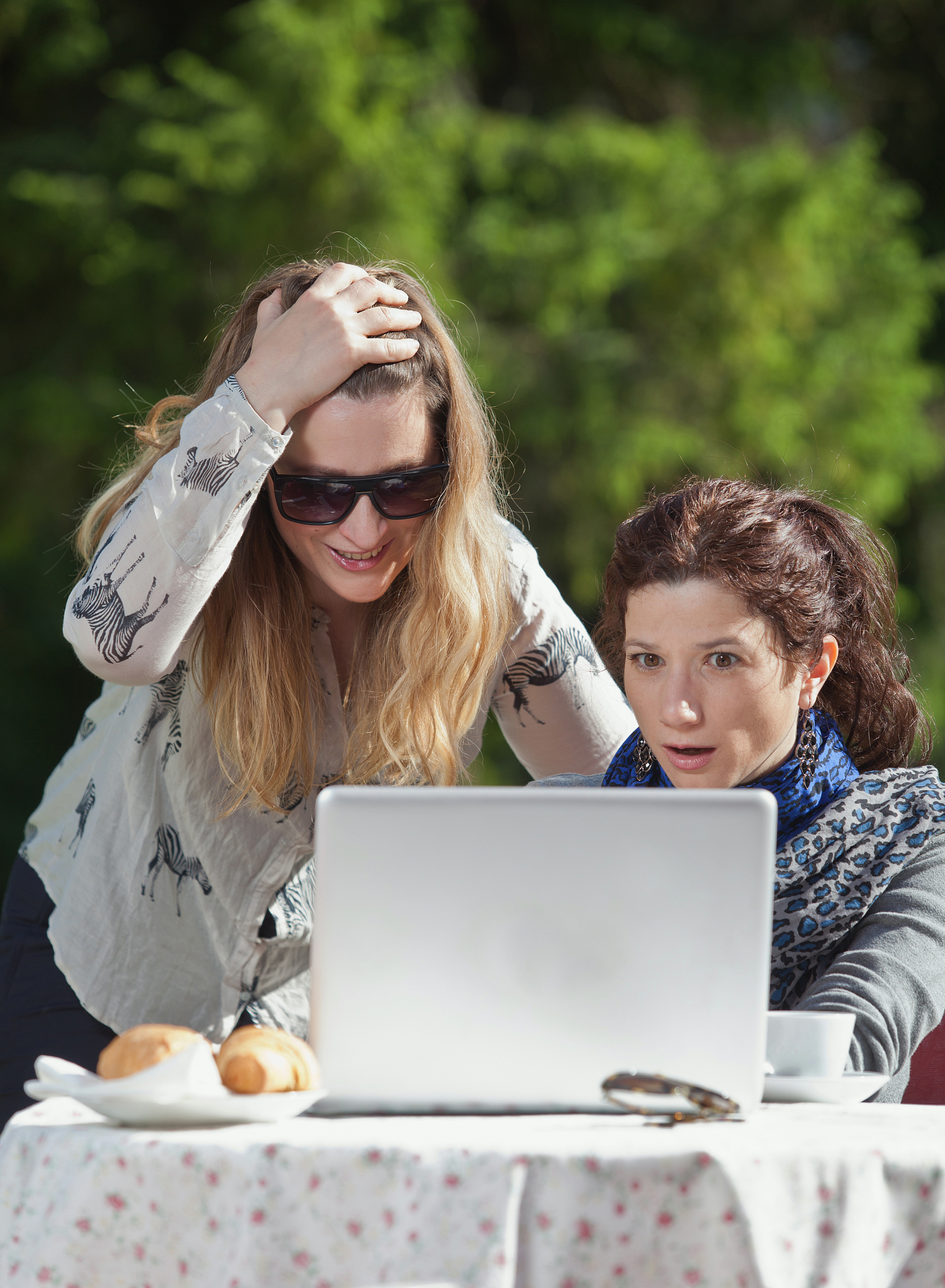 狗狗吐黄泡泡：原因、治疗和预防