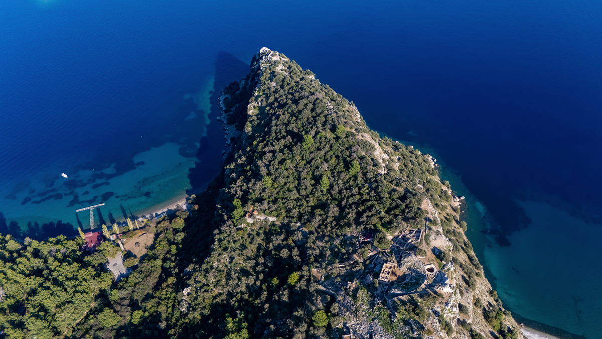 空中鸟瞰阿摩司圆形剧场和库穆卢比尤克湾