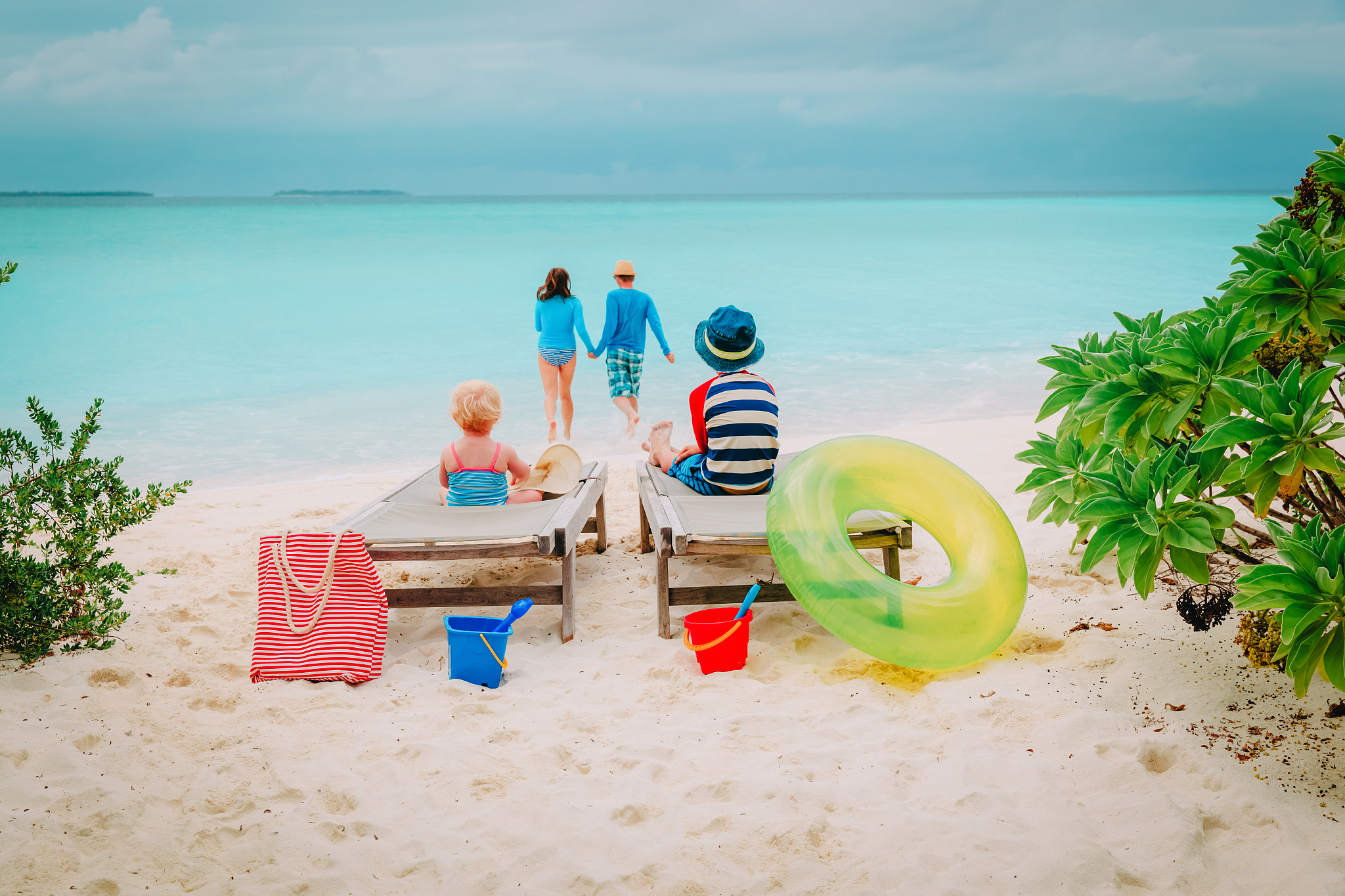 海滩上的回忆：云彩、贝壳和友谊的馈赠