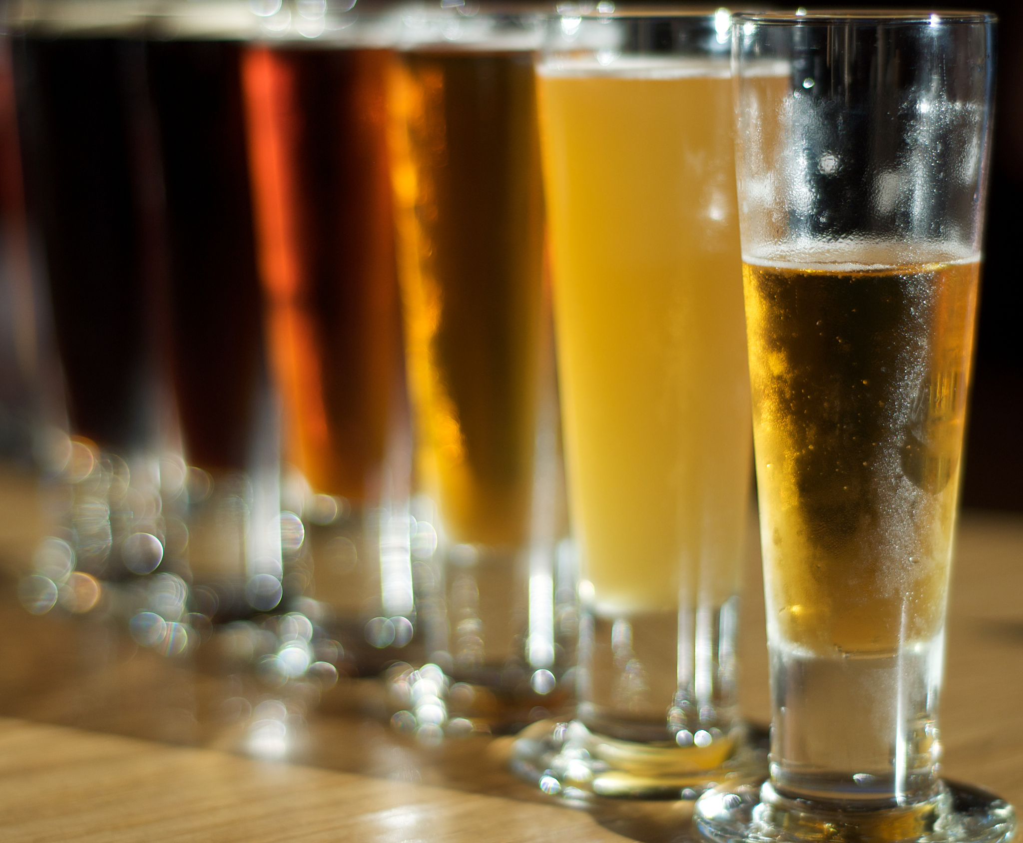 使用酒花的目的？啤酒中爽口的苦味和防腐能力主要是由酒花中的什么成分提供的？香味主要来自于哪种成分？