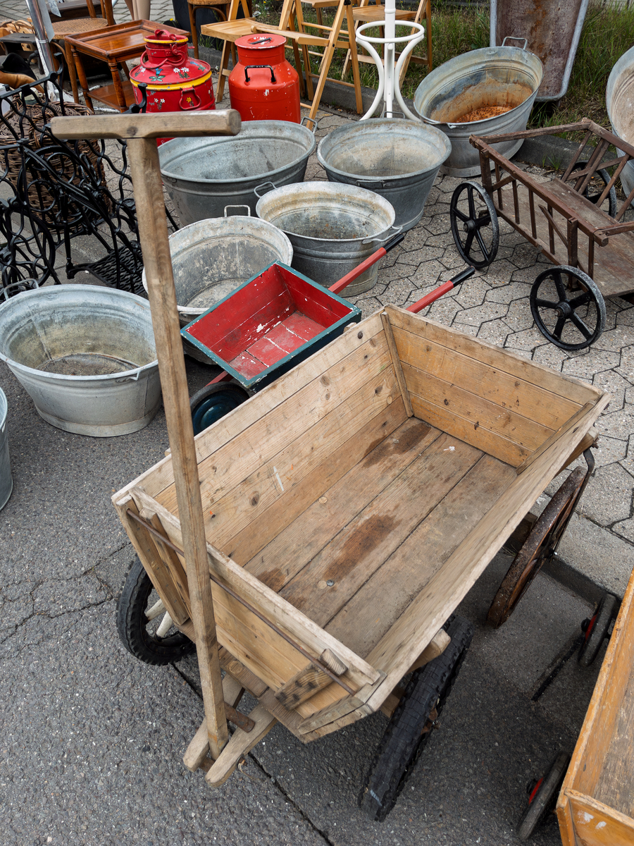 给我一个好评话术 形容这个实木小推车质量很好无可挑剔 坚实限制50字 带表情