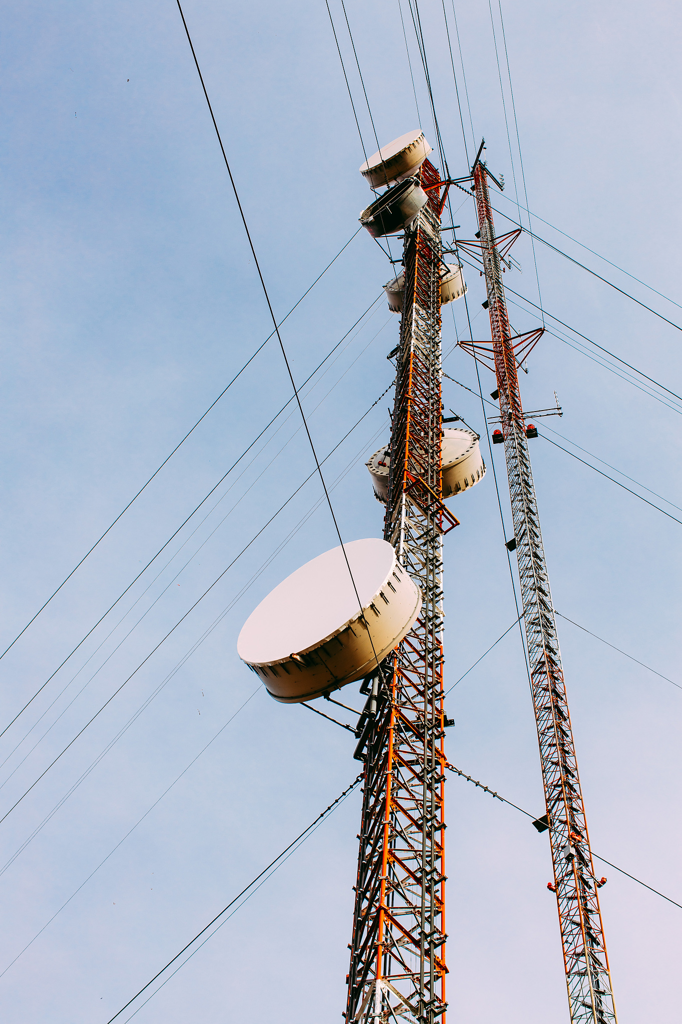 我是一个无线电爱好者。我从小就对无线电技术产生了浓厚的兴趣并且在大学期间考取了业余无线电操作许可证。通过学习和实践我深入了解了无线电通信的原理和技术掌握了操作设备的技巧。这个爱好不仅让我享受到了探索科技的乐趣还。我热爱与人沟通。在过去的学习和实践中我发现与他人交流是一种非常重要的能力。我喜欢倾听别人的观点和经验并愿意与他人分享自己的见解。我相信通过互相交流和合作我们可以共同进步取得更好的成果。我也