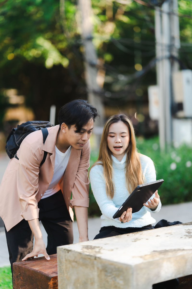 你是一位著名的记者 非常著名 你的目标是采访一对情侣 我对你要求是采访哪些问题