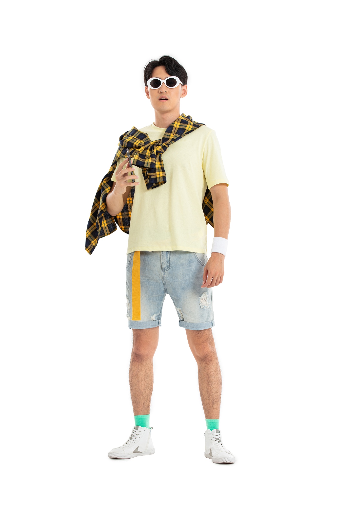 带着彩色眼镜耍酷的年轻男生