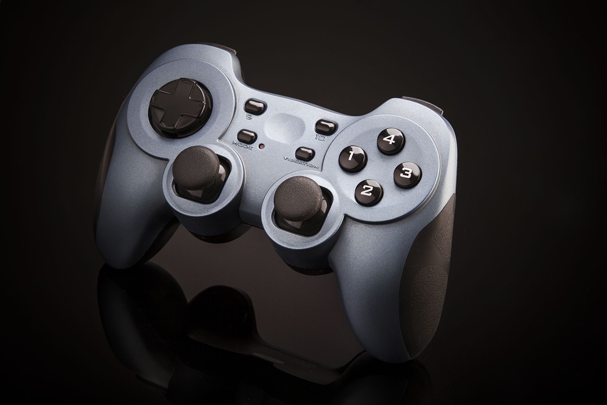 200-350 美元最佳游戏手柄推荐：PlayStation、Xbox 和 PC