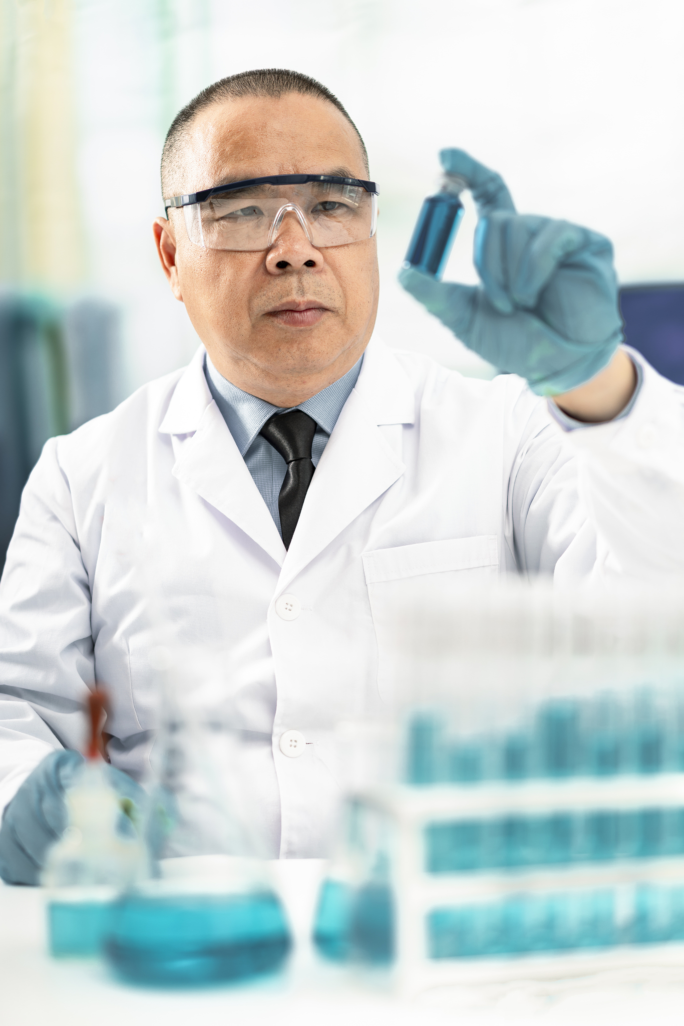 科学主任：争议人物的双面人生与精神控制仪器