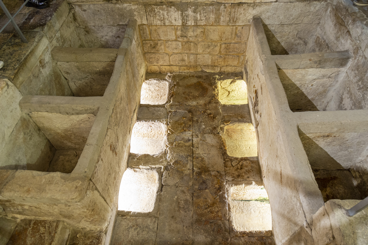 秦始皇陵 40 年未开挖的谜团：诅咒与陷阱的真相？