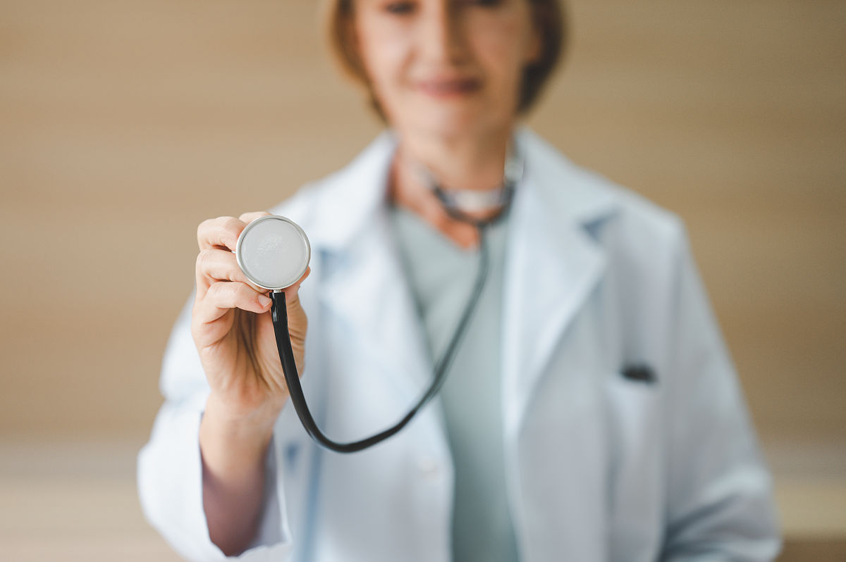 欧洲女医生或科学家,拿着听诊器实验室实验预防covid-19病毒概念