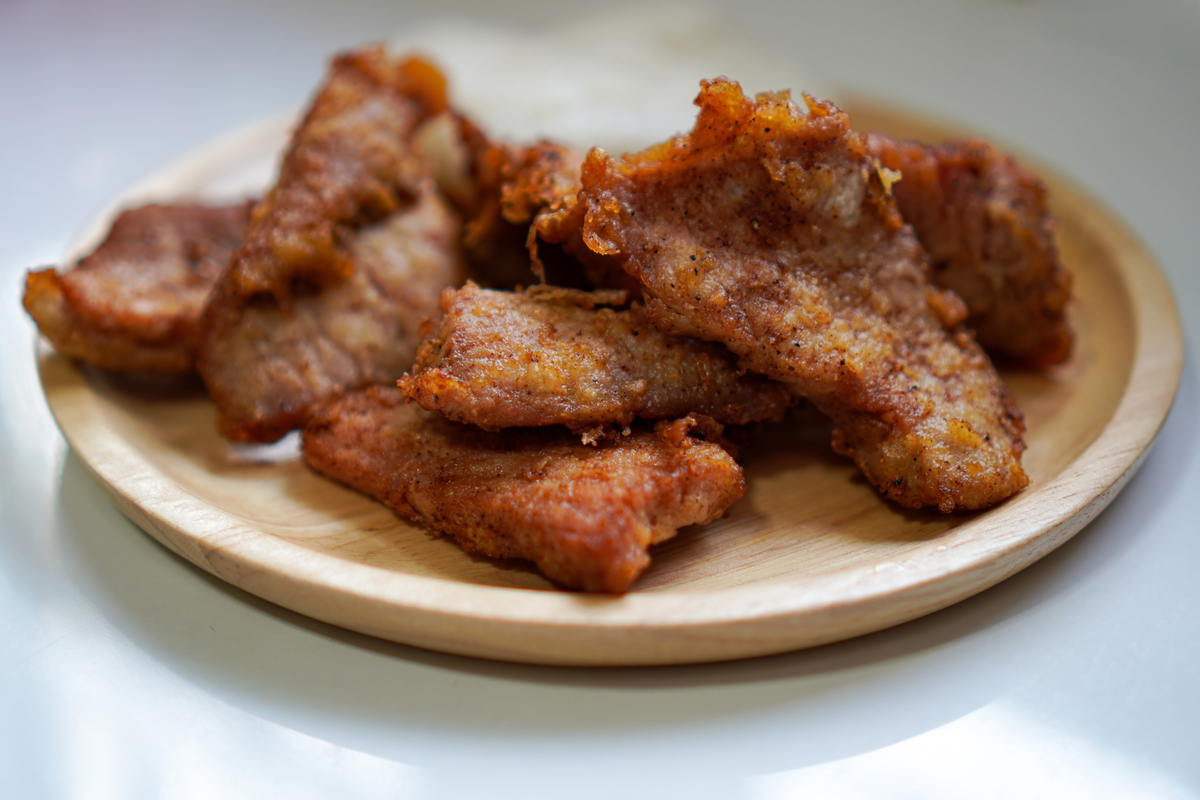 木盘上的蒜香炸猪肉特写