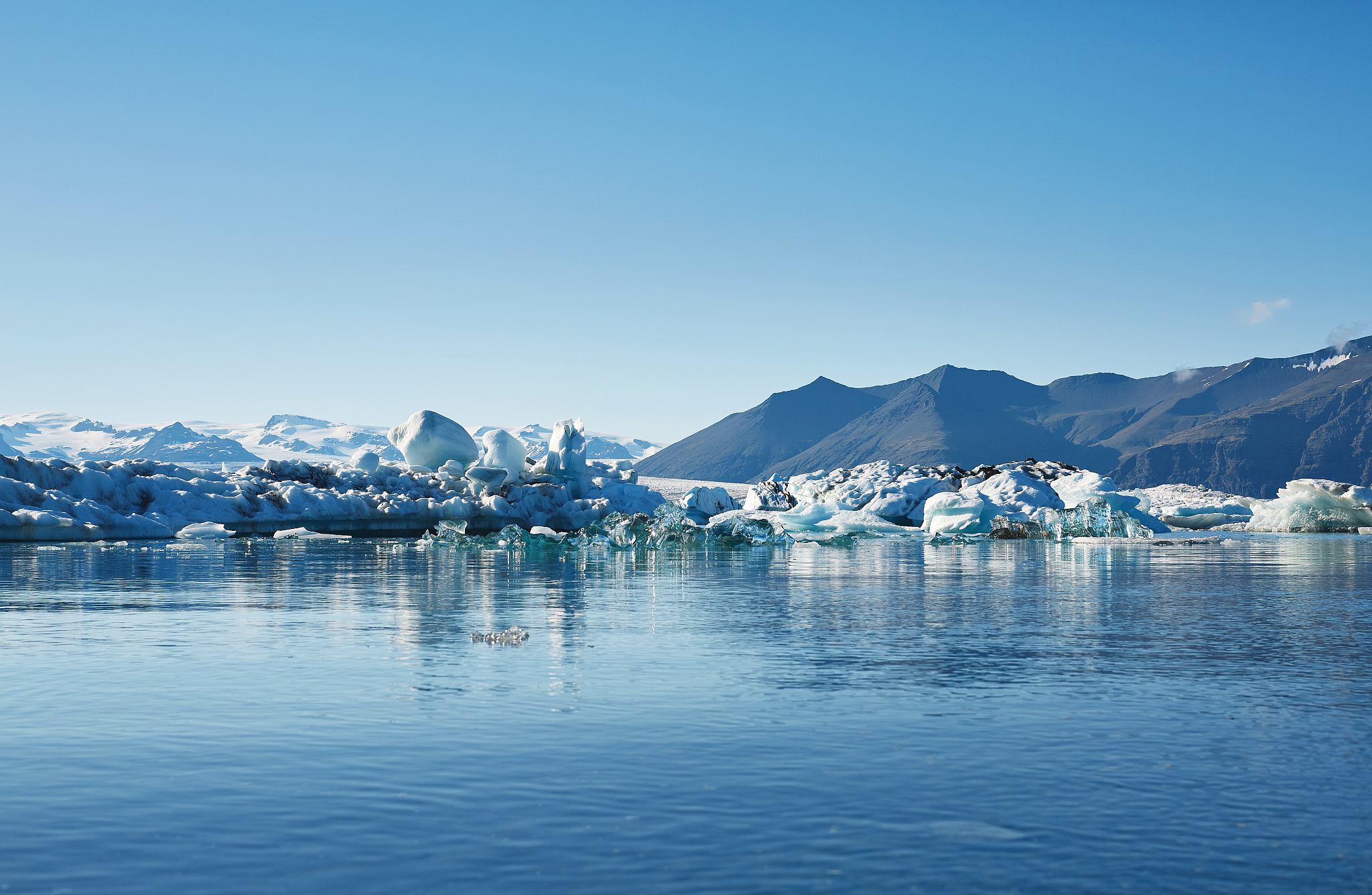 beautiful cold landscape picture of icelandic glacier lagoon bay