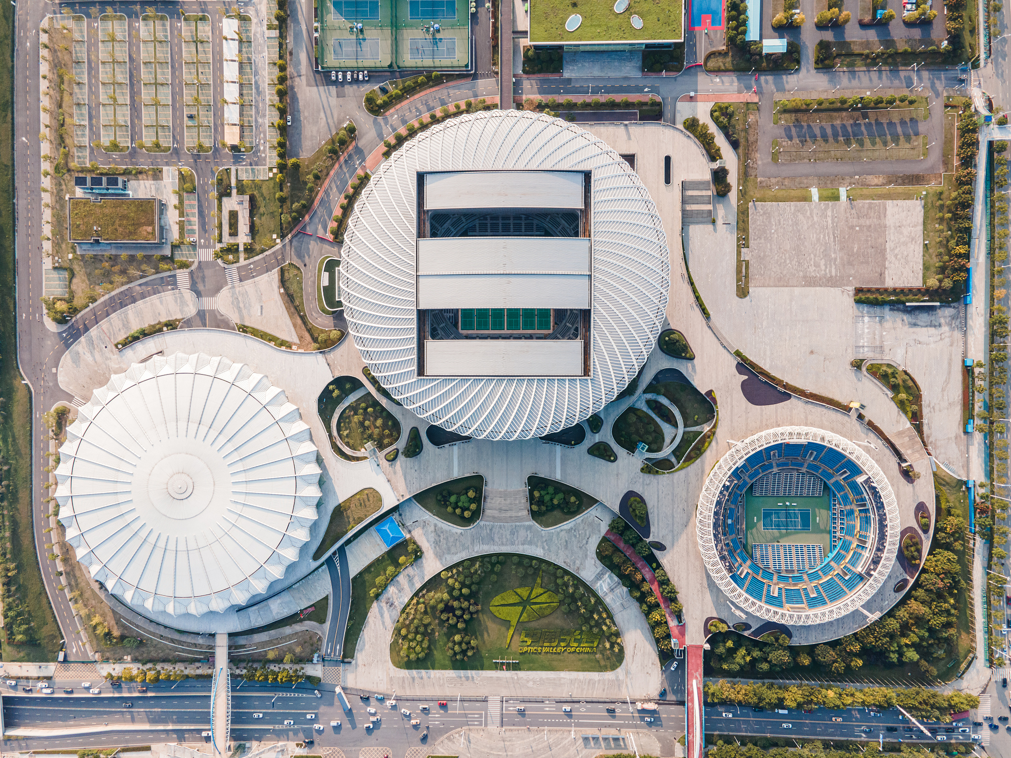 体育场馆规划布局的原则是什么现代体育建筑的设计特点有哪些 用800字帮我描述