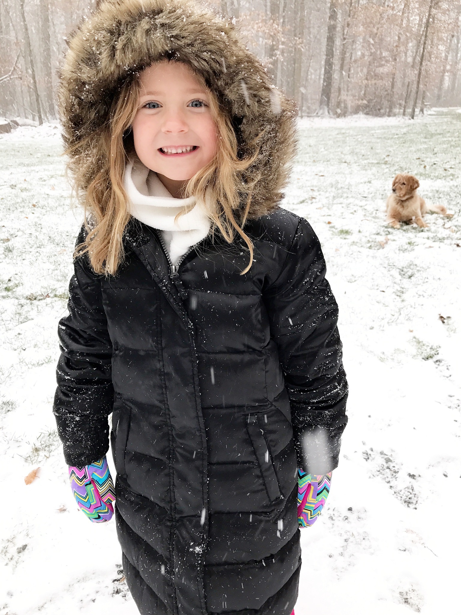 撰写一篇秋冬童装羽绒穿搭文案以描述服饰具体细节为主题服装类型：蓬松白色羽绒外套轻盈保暖、光泽感黑色连帽中长款羽绒外套、奥特曼造型的连帽羽绒外套