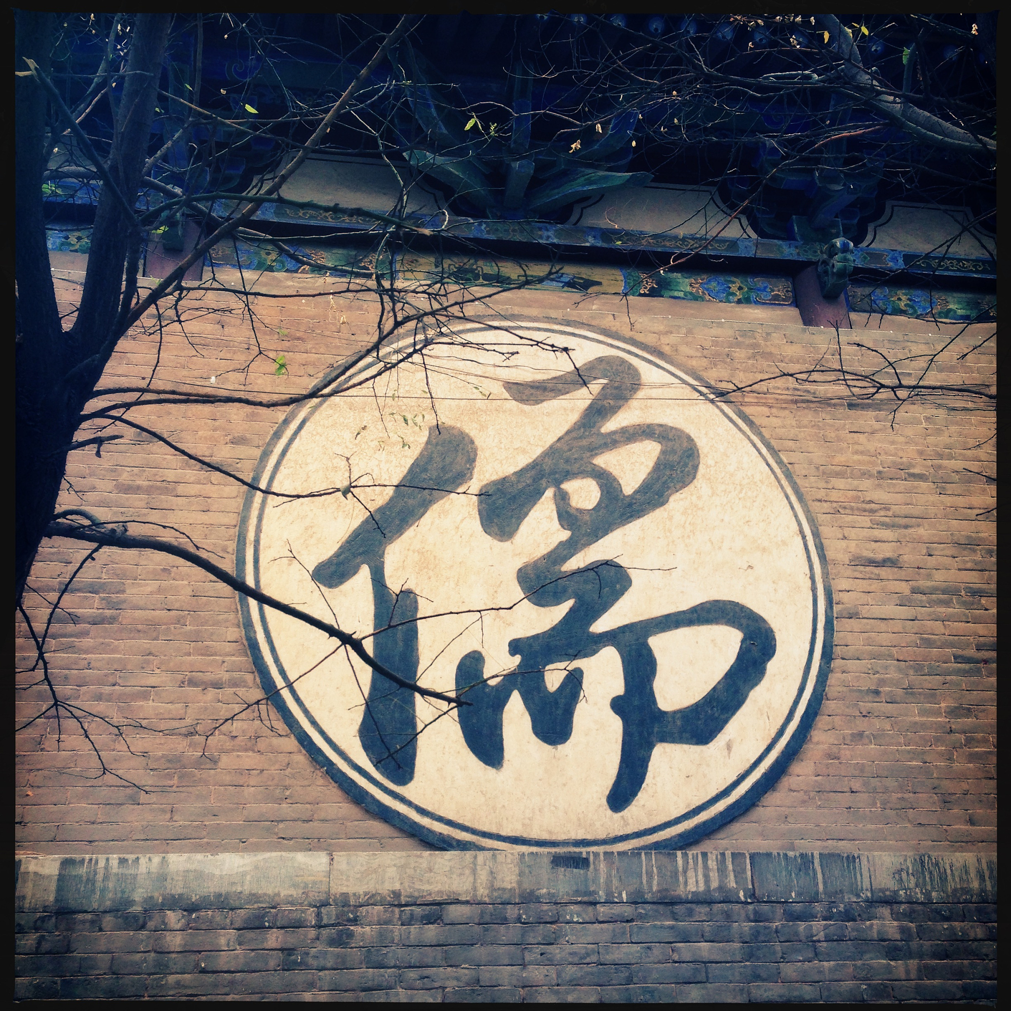 用英语写一篇关于了解中国传统文化对年轻一代的重要性的英语并举例说明其中的的观点多使用主语从句、表语从句、宾语从句定语从句和状语从句写300词左右