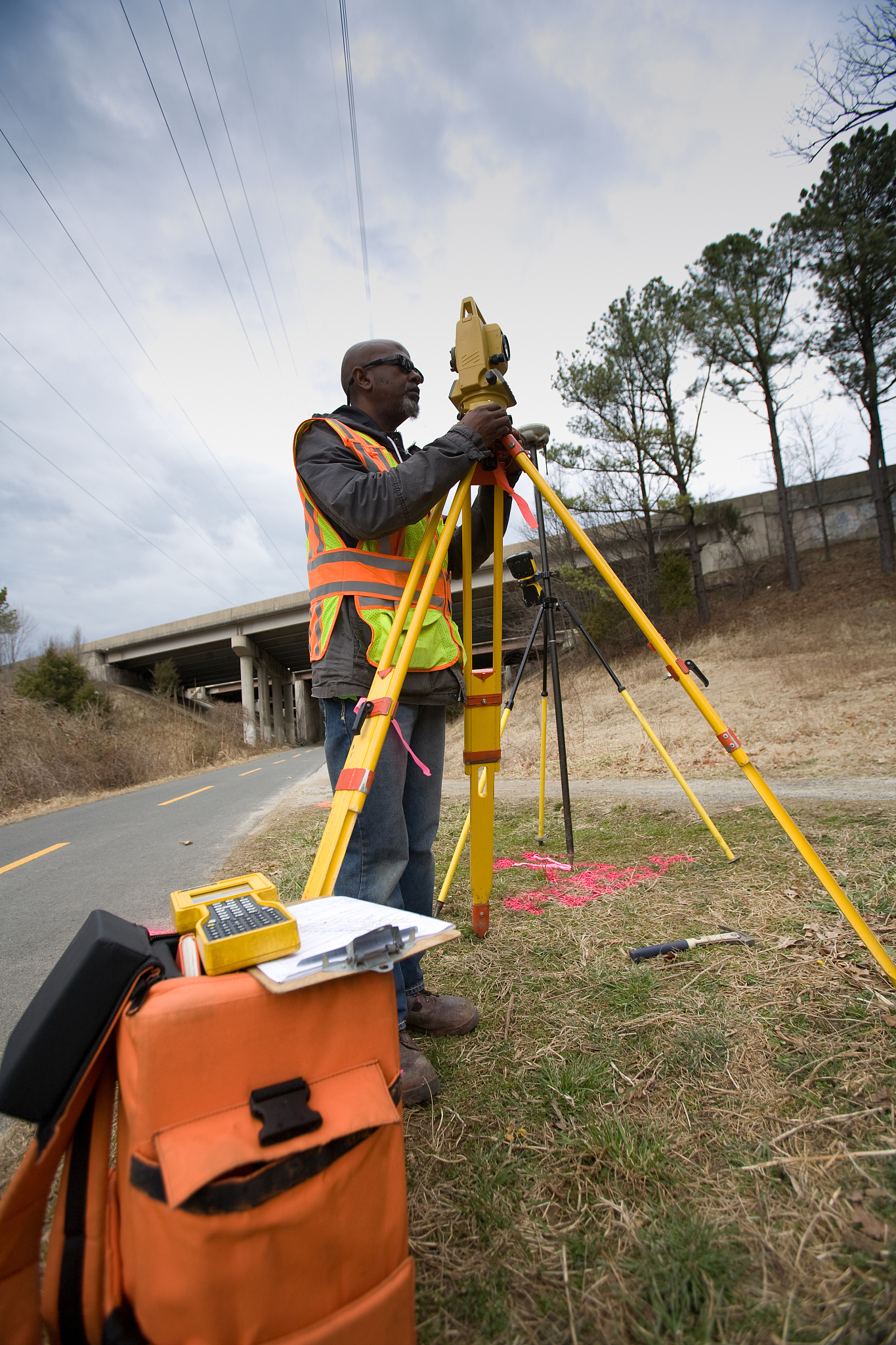 帮我编写一个智能探测中心组织公司深圳各项目、工区探测专员进行了第三次探地雷达实操培训与工作机制培训会的微信推送文案