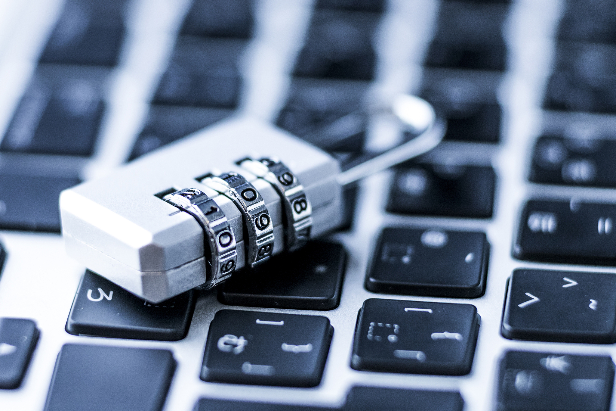 用电脑把一个u盘上的东西拷贝到另一u盘里 那u盘里的东西会在电脑上留痕迹吗