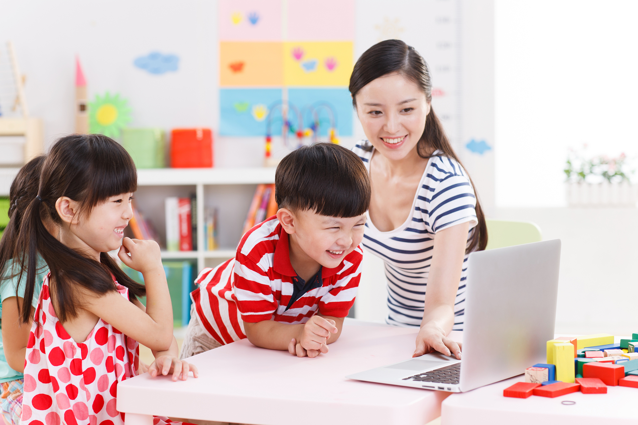 扮演一名育儿自媒体博主写一个三段式跟育儿有关的标题