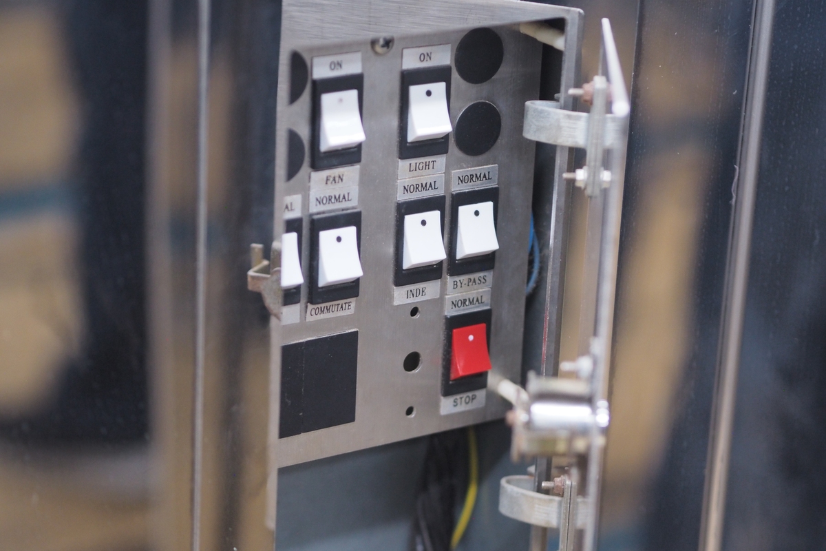 什么是金属铠装移开式开关柜？通常有几个小室