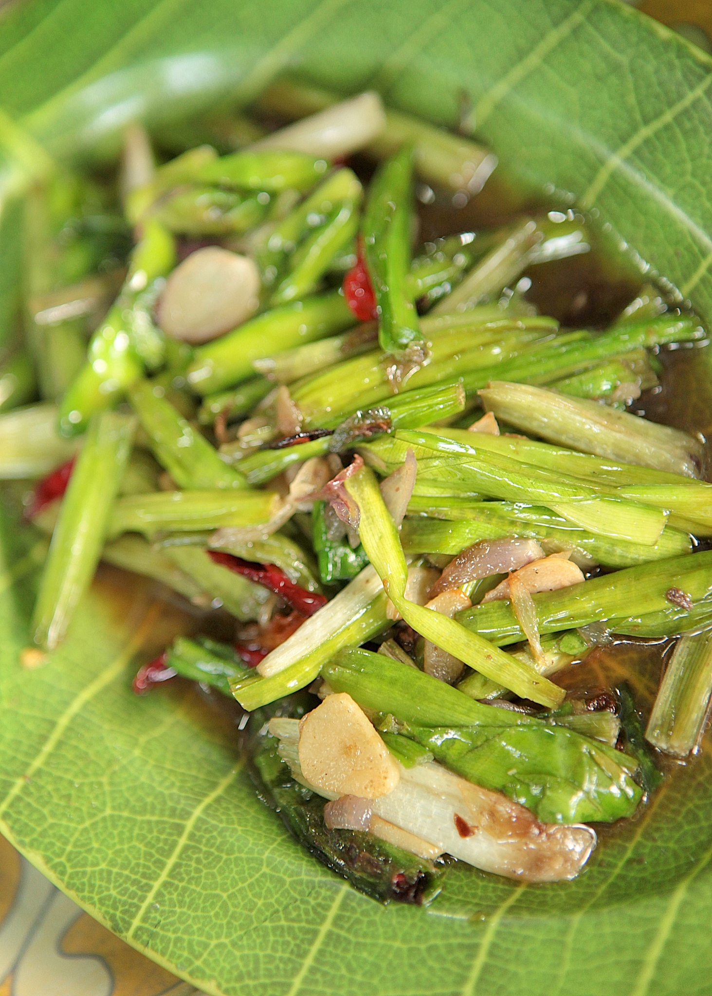 蕨菜用开水焯后泡几天可以吃，