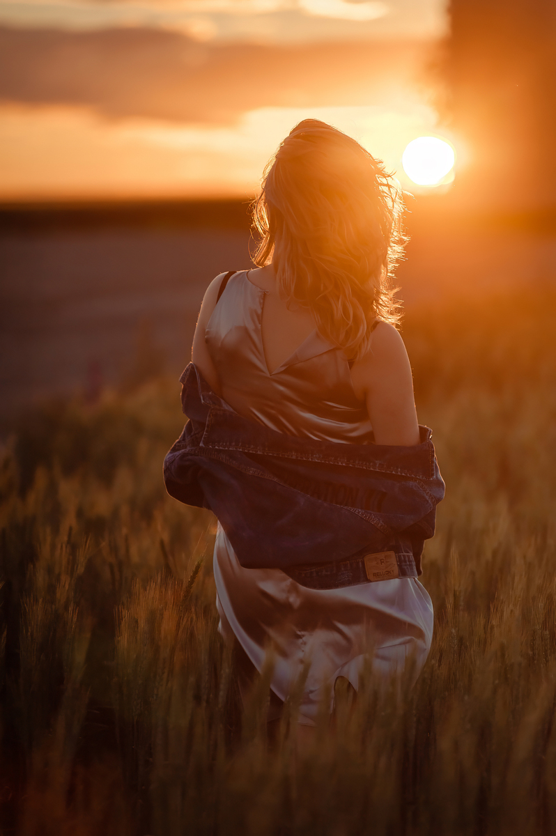 哪种方位拍摄适合表现人物不愿配合、不友善的情感？