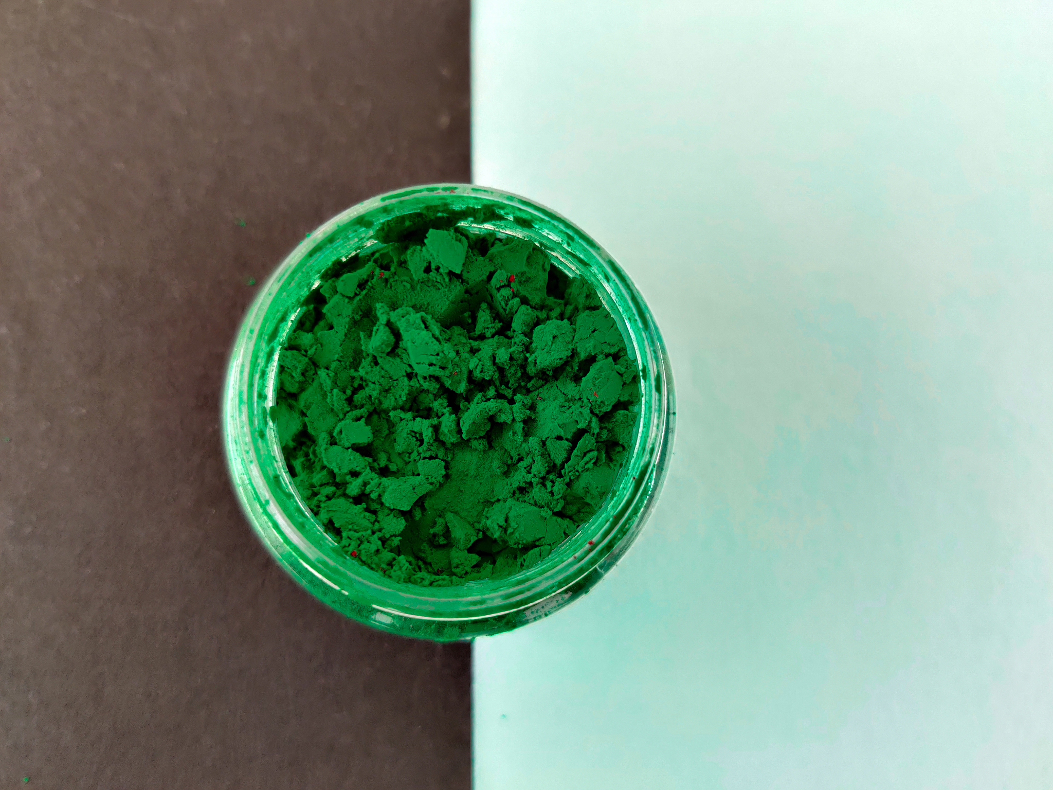 玉料玻璃中的孔雀绿替代色剂：重铬酸钾的替代方案