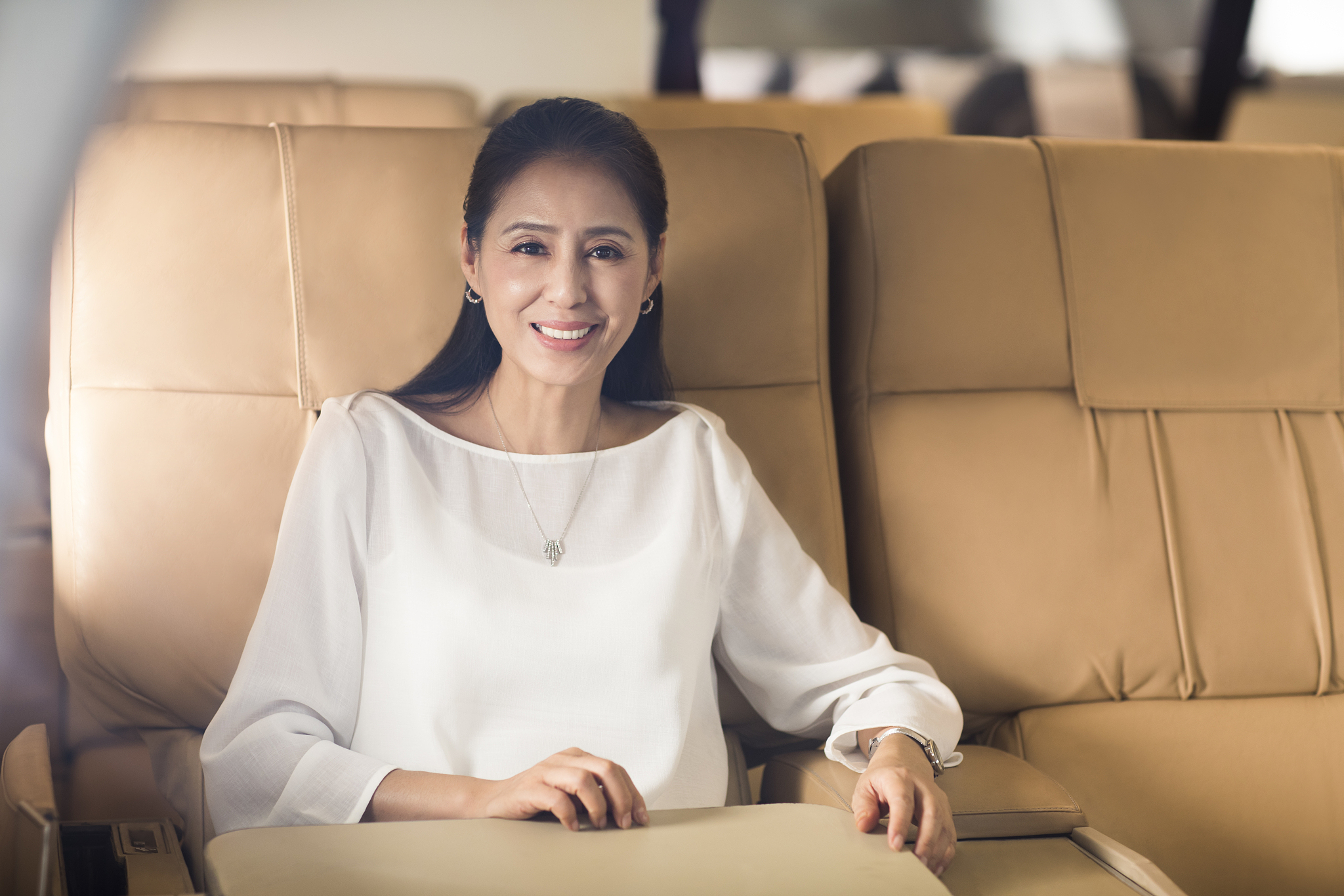 优雅的中年女士坐飞机去旅行