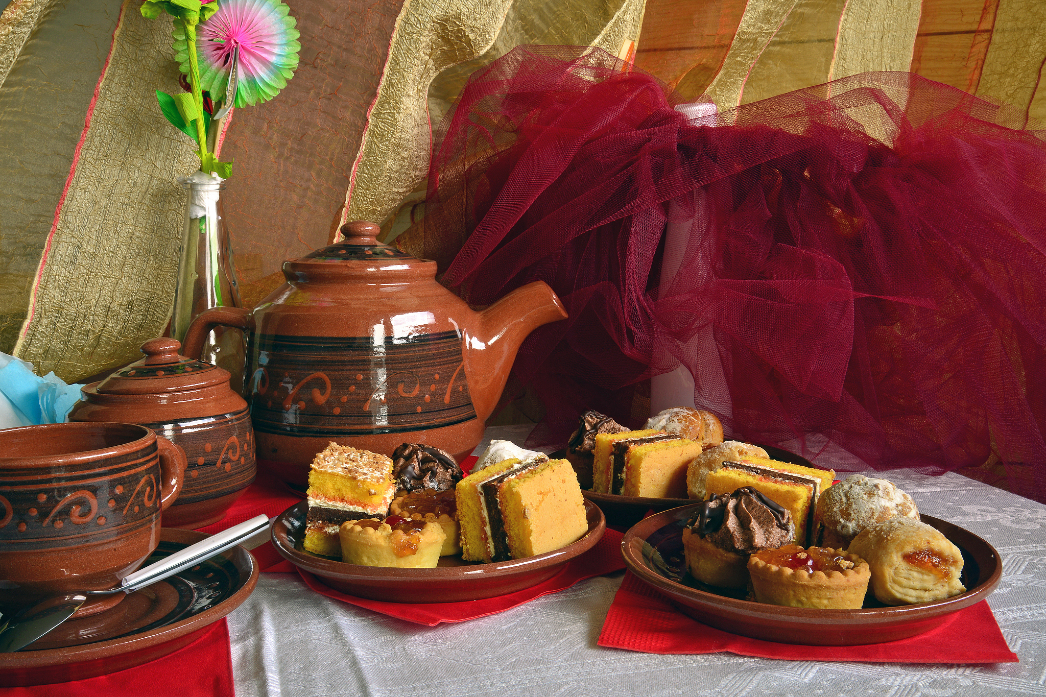 fare colazione in casa con te e pasticcini