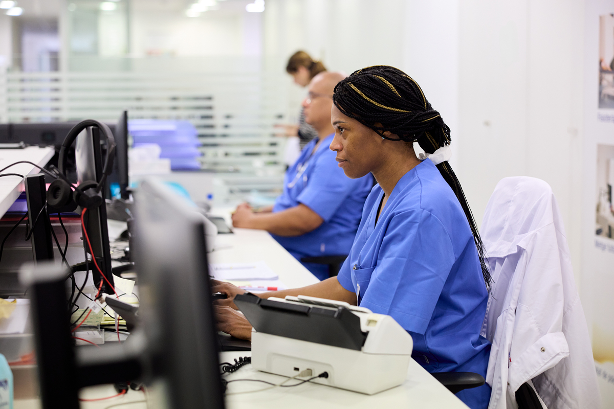 从财经新闻写作的角度为这篇报道提供修改建议。报道：Aged 35 And Over Tech Workers’ Career Crisis Strict recruitment criteria in the tech industry have excluded many senior employees aged 35 and over leading to a 35-year-old car