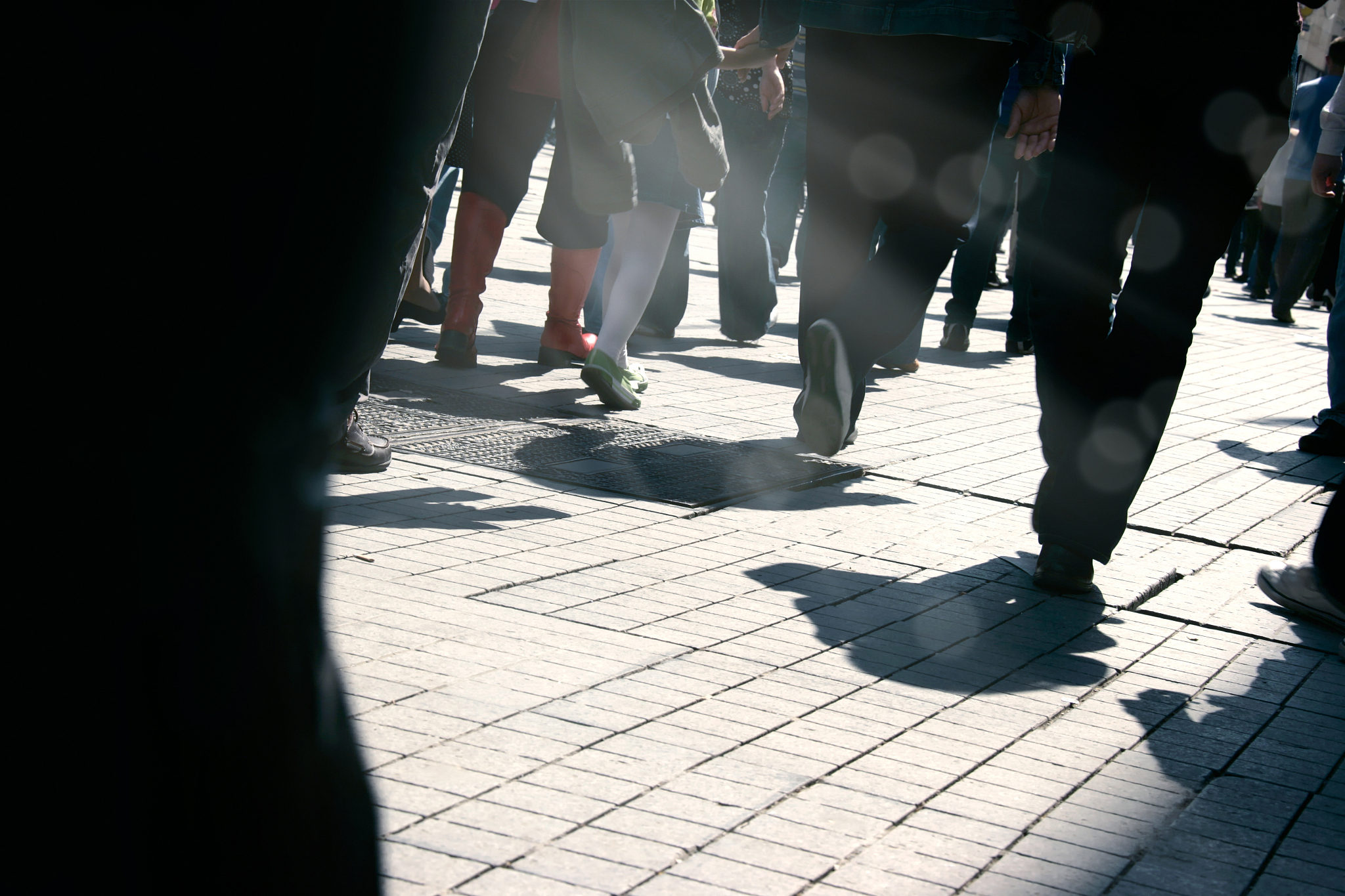 辛酸无助的身影消失在人群中 -  感人瞬间