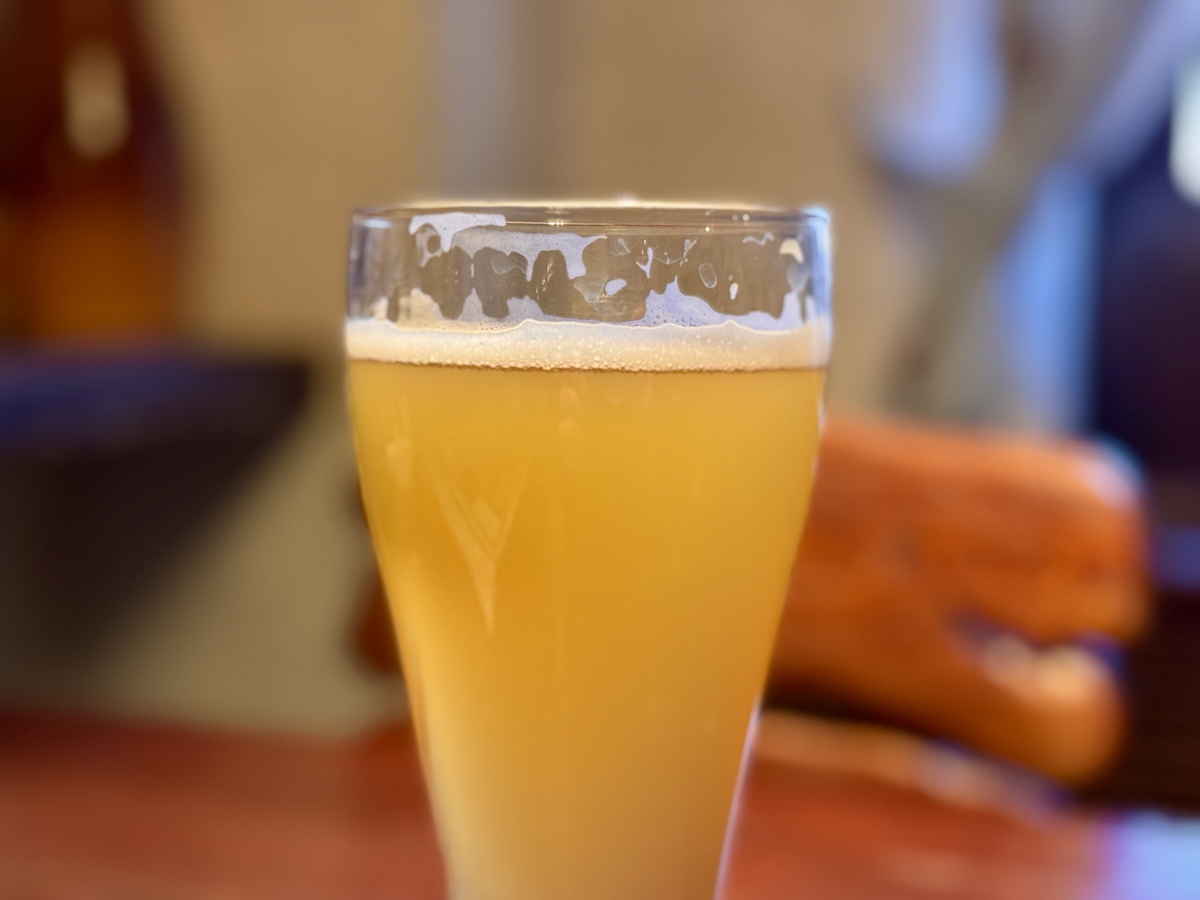 请参考以下内容重新生成一篇800汉字的原创文章。主题是：《啤酒解渴嘛爱喝酒的你知道吗》语言要幽默口语化。我们从小到大听到了很多的说法就是喝这个解渴和那解渴这里面所说的饮品基本上都是比较纯净的 比如说白开水或者是茶饮一般的饮料都是不能够解渴的但是到了夏天我相信很多的人都喜欢和啤酒和啤酒能能够解渴吗一起看看吧。一、啤酒解渴嘛酒不能解渴。啤酒被不少人视为解渴的清凉饮料但事实上喝啤酒可能反而会让口更渴。当