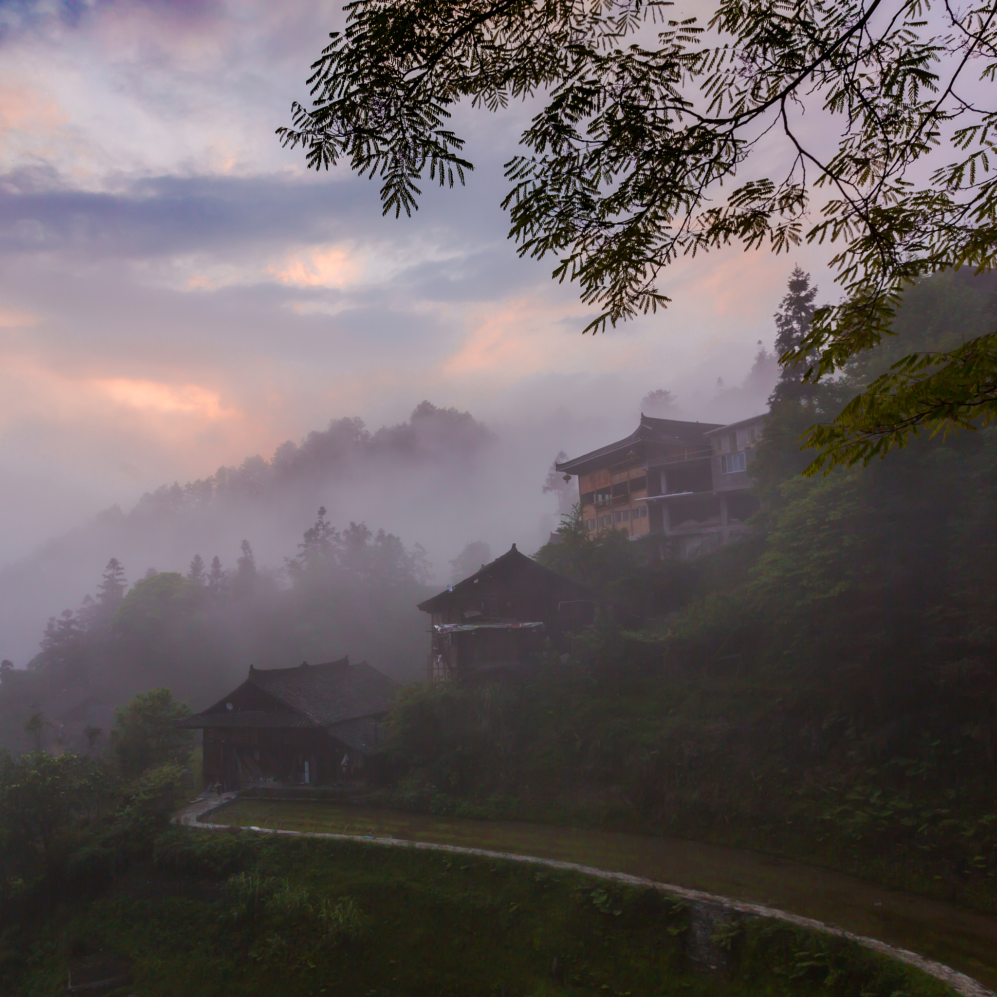 描写一段唯美的青茅山雨夜里万家灯火的景象