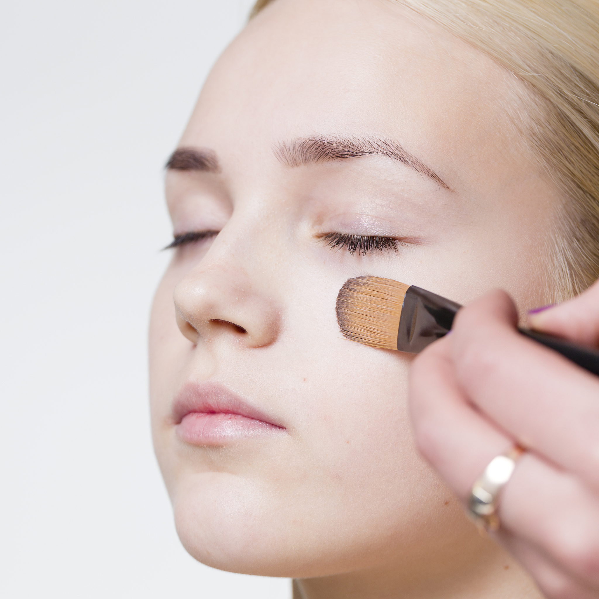 亮颜遮瑕膏可以减少黑眼圈吗如何有效遮盖黑眼圈？