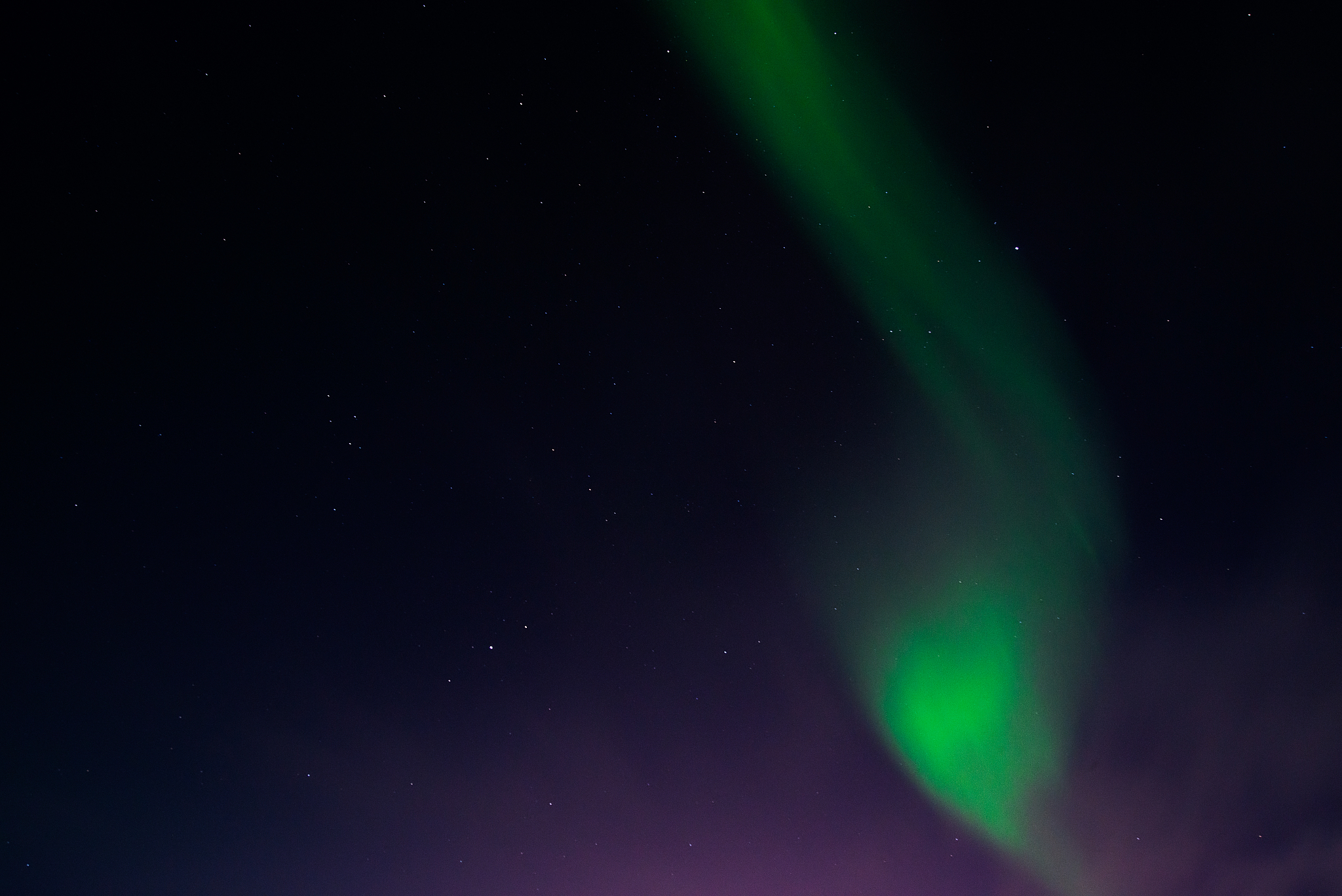 极光形成原理：太阳风与地球大气碰撞产生的光之舞