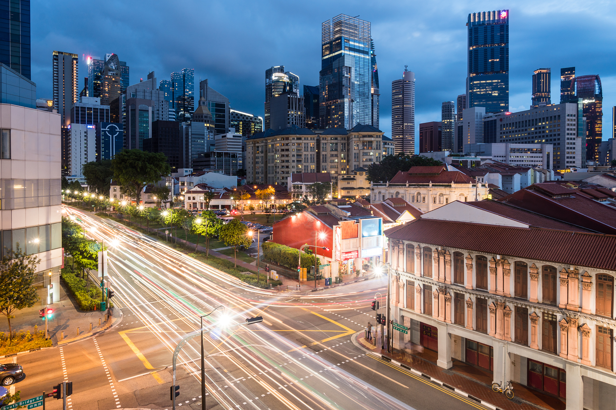 traffic in singapore chinatown at night