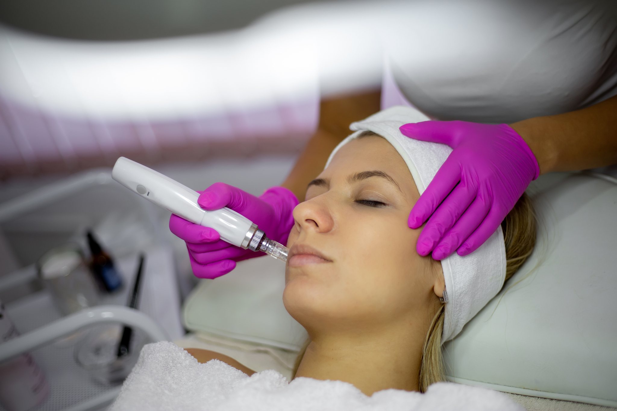 facial treatment with dermapen in the beauty salon