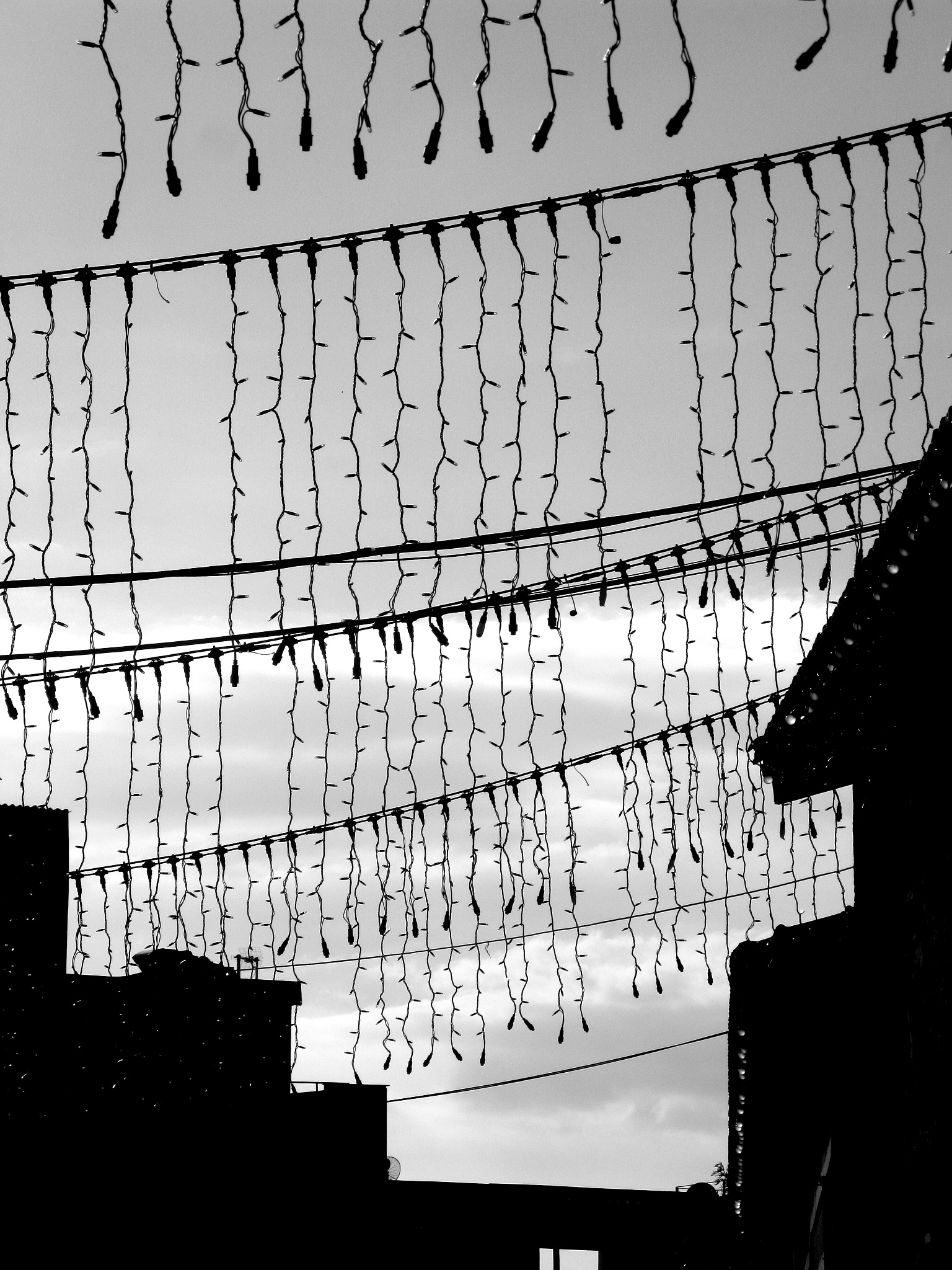 改写：文献33-34给出了近似的表达式求解圆形导线的内阻抗；文献35整理了牵引网中不同截面、材质导体的内阻抗提取的推导计算公式与近似等效求解公式；文献36根据电导、电容矩阵与电感矩阵之间的关系求解导体导纳。在对牵引网的外阻抗与各导体间互阻抗的计算时由于牵引网是一个单相接地不平衡网络；