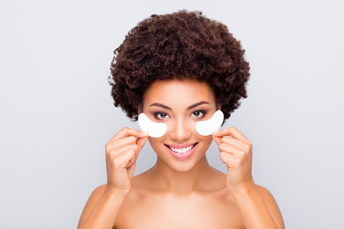 翻译：However its also an example of some peoples joy when they are finally allowed to experiment with their appearance