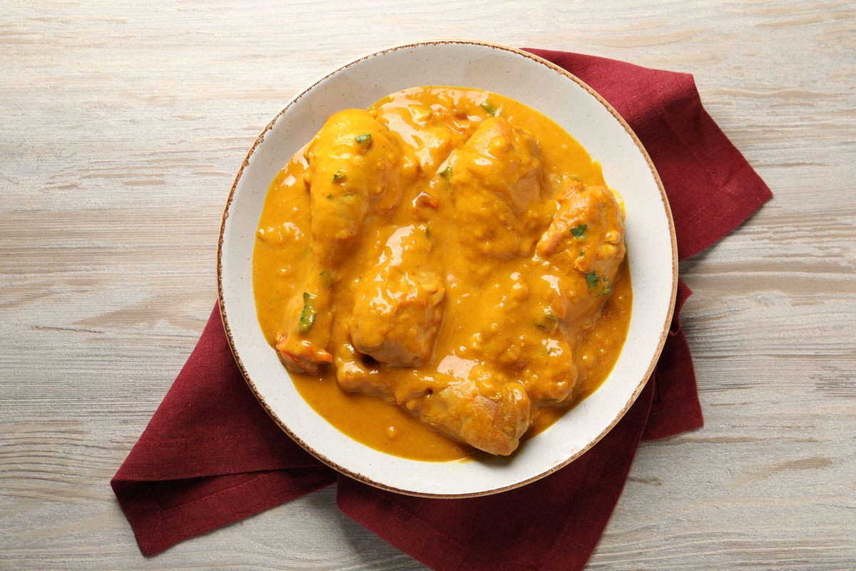木桌上的美味鸡肉咖喱,俯视角度